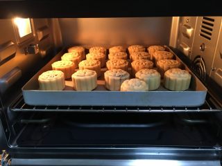 15、广式蛋黄豆沙月饼,烤箱预热好后，将烤盘放置在下层（烤箱大的话要放中层），烤6分钟定型后取出