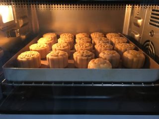 18、广式蛋黄豆沙月饼,烤箱上下火180度预热5分钟，再次将烤盘放置在下层（烤箱大的话要放中层），继续烤15分钟上色后即可
