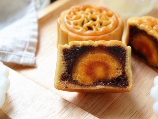 19、广式蛋黄豆沙月饼,刚出炉的月饼比较硬，口感不好。要等月饼放凉后，密封保存一到两天，回油后再享用，这时候吃更香，口感也是最好的