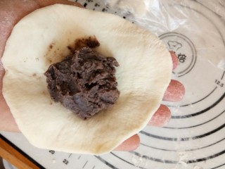 10、萌萌的小猪包,包入豆沙馅捏紧收口。