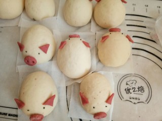 16、萌萌的小猪包,沾点水将鼻子、耳朵贴在面胚上。