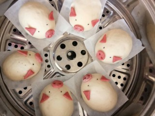 18、萌萌的小猪包,造好型的猪猪包放入蒸锅，醒发20分钟（热天20分钟，冷天30~45分钟）。大火蒸15分钟，闷5分钟即可开盖享用。