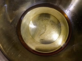 1、好吃到爆的可可蔓越莓椰蓉月饼,先做月饼皮：转化糖浆和油，枧水装入一个盆里