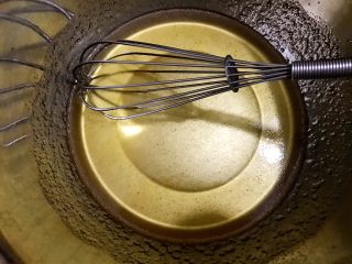 2、好吃到爆的可可蔓越莓椰蓉月饼,用手抽搅打均匀，油糖完全混合