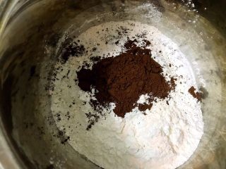 3、好吃到爆的可可蔓越莓椰蓉月饼,另取一盆加入月饼粉，吉士粉或者奶粉，可可粉混合均匀