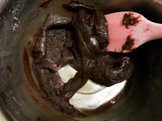 5、好吃到爆的可可蔓越莓椰蓉月饼,用刮刀翻拌均匀