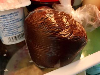 6、好吃到爆的可可蔓越莓椰蓉月饼,把饼皮装入保鲜袋里密封放冰箱冷藏松弛2个小时（松弛不到位，饼皮会粘手哦）