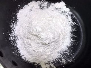 7、好吃到爆的可可蔓越莓椰蓉月饼,现在开始做馅：糯米粉在锅里炒熟