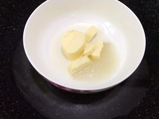 9、好吃到爆的可可蔓越莓椰蓉月饼,黄油，牛奶，白糖隔热水融化