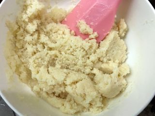 13、好吃到爆的可可蔓越莓椰蓉月饼,翻拌均匀