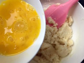 14、好吃到爆的可可蔓越莓椰蓉月饼,加入蛋液拌匀