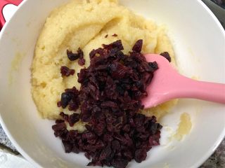 15、好吃到爆的可可蔓越莓椰蓉月饼,加入稍微切碎的蔓越莓干