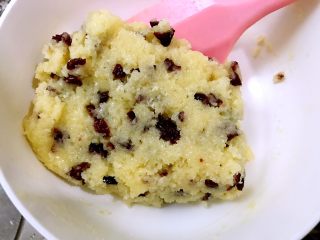 16、好吃到爆的可可蔓越莓椰蓉月饼,翻拌均匀后入冰箱冷冻半个小时（刚做好的馅儿比较粘，稍微冻一下比较好分割）