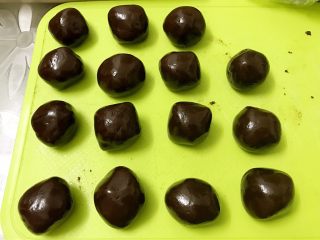 17、好吃到爆的可可蔓越莓椰蓉月饼,松弛好的饼皮等量分为15份