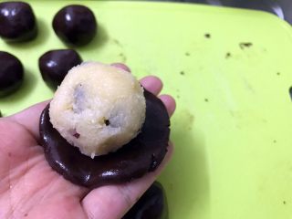 19、好吃到爆的可可蔓越莓椰蓉月饼,取一份冰皮压扁，包入一份椰蓉馅