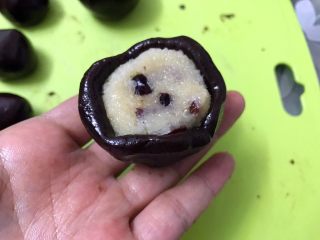 20、好吃到爆的可可蔓越莓椰蓉月饼,左手托住饼皮，右手用虎口慢慢往上推