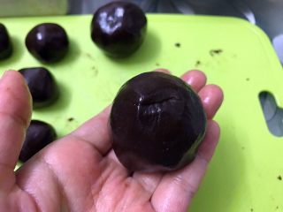 21、好吃到爆的可可蔓越莓椰蓉月饼,慢慢推上收口