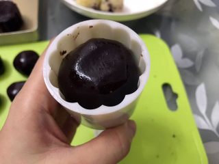 22、好吃到爆的可可蔓越莓椰蓉月饼,50克模具抹少许油，放入包好的面团