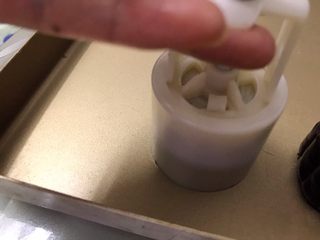 23、好吃到爆的可可蔓越莓椰蓉月饼,在烤盘里均匀用力压出花纹后脱模