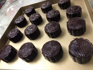 25、好吃到爆的可可蔓越莓椰蓉月饼,依次做好所有月饼坯。烤箱200度上下火预热