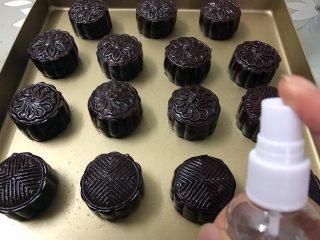 26、好吃到爆的可可蔓越莓椰蓉月饼,用小喷壶喷上水防止烤裂，水不用喷多每块月饼上扫过即可