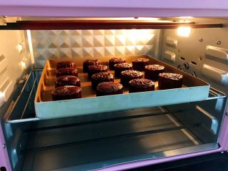 27、好吃到爆的可可蔓越莓椰蓉月饼,因为我们做的可可味颜色很深就不用刷蛋液了（如果做原味的需要先200度烤5分钟定型，再取出用羊毛刷薄薄刷一层蛋黄水，蛋黄水配比为一个蛋黄加几滴水）放入预热好的烤箱中层先200度烤5分钟，再转180度烤15分钟左右