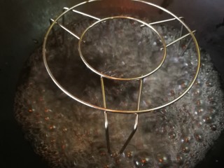 10、清蒸多宝鱼,锅中放水和蒸架盖上锅盖，等水烧开。