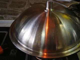 12、清蒸多宝鱼,盖上锅盖大火整七分钟，关火闷一分钟。