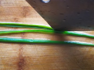 13、清蒸多宝鱼,这个时间开始准备葱丝，事先留出两根完整的葱，从葱白处切断左手按住切断处右手那刀，用刀尖处，把葱叶从中间劈开顺着中间均匀拉到头。