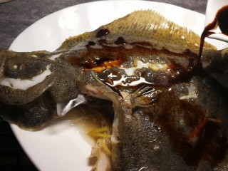 18、清蒸多宝鱼,淋上蒸鱼豉油，将枸杞子放在鱼身上。