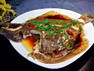 20、清蒸多宝鱼,热油趁热均匀淋在多宝鱼身上。然后撒上葱丝即可。