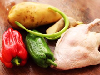 1、鸭腿烧双椒土豆,把食材都备齐后。