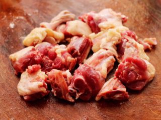 2、鸭腿烧双椒土豆,鸭腿洗净后,用刀剁成小块。