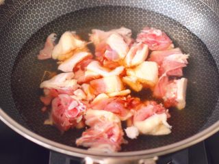 4、鸭腿烧双椒土豆,锅中倒入适量的清水,加入5克料酒,把鸭肉放入锅中。