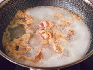 5、鸭腿烧双椒土豆,大火煮沸后,继续煮5分钟左右,捞出冲洗干净后备用。