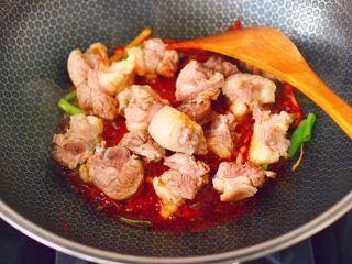 7、鸭腿烧双椒土豆,放入焯过水的鸭肉,大火继续翻炒片刻。