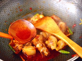 8、鸭腿烧双椒土豆,这个时候加入剩下的5克料酒。