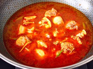 9、鸭腿烧双椒土豆,锅中倒入适量的清水。