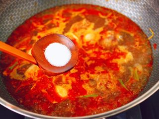 10、鸭腿烧双椒土豆,大火煮沸后,加入白糖和适量的盐调味。