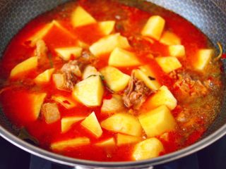 11、鸭腿烧双椒土豆,再放入香叶桂皮和肉桂,加入切块的土豆。