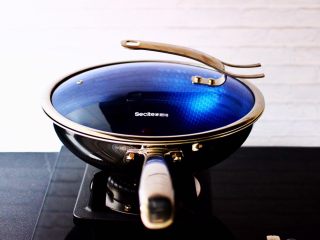 12、鸭腿烧双椒土豆,盖上锅盖中火炖煮10分钟。