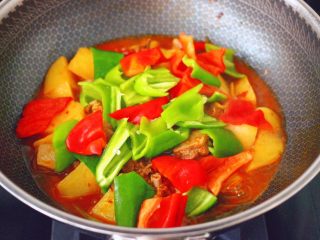 13、鸭腿烧双椒土豆,看见锅中汤汁变浓稠时,放入青红椒。