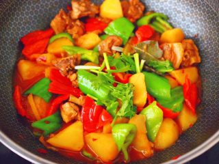14、鸭腿烧双椒土豆,大火翻炒至青红椒,断生变色即可关火,撒上香菜段。