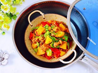 15、鸭腿烧双椒土豆,好吃又营养的鸭腿烧双椒土豆就出锅咯,下饭又下酒哟。