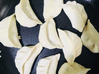 1、包蛋煎饺,蛋液