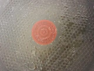 2、包蛋煎饺,平底锅刷一层薄薄的油