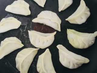 3、包蛋煎饺,把饺子排放在锅里，开中小火慢慢煎制