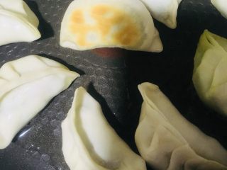 4、包蛋煎饺,待饺子底部成焦黄状