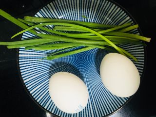 7、包蛋煎饺,利用煮饺子的时间准备好小葱和两个鸡蛋