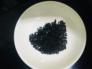 8、包蛋煎饺,准备适量黑芝麻